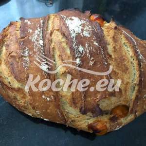 Brot mit Cocktail Tomaten