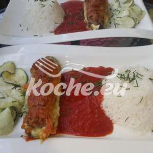 Gefüllte Zucchini mit Reis und Tomatensoße sowie Gurken-Zucchini-Salat