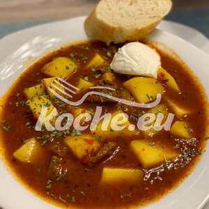 Gulaschsuppe mit Rotwein