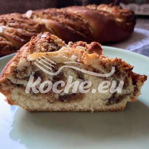 Hefezopf mit Nussfüllung