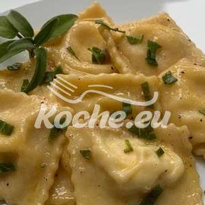 Ravioli mit Ricottafüllung an Salbei und Zitrone