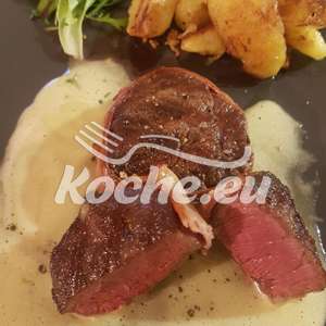 Rinderfilet umwickelt mit Schinkenstreifen und  Sauce Hollandaise mit  Bratkartöffelchen