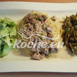 Spaghetti mit Thunfisch-Soße dazu Kopfsalat und Schnibbelbohnen-Salat