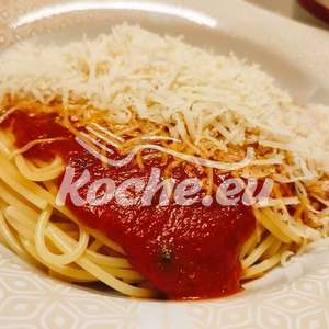 Spaghetti mit Tomaten-Knoblauchsoße