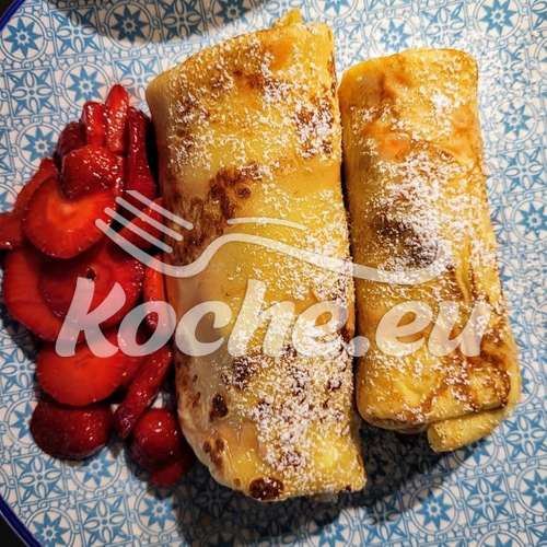 Gefüllte Pfannkuchen mit frischen Erdbeeren