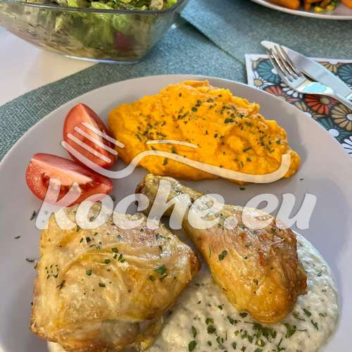 Hühnerkeule mit Sellerie-Majoran-Sauce und Karottenpüree