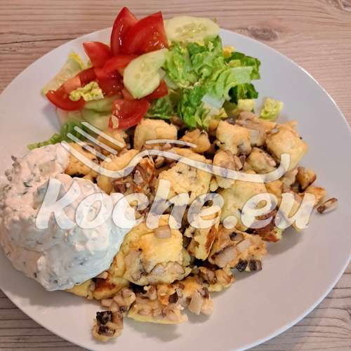 Pilzschmarrn mit Schnittlauch- Creme Fraîche , und gemischten Salat