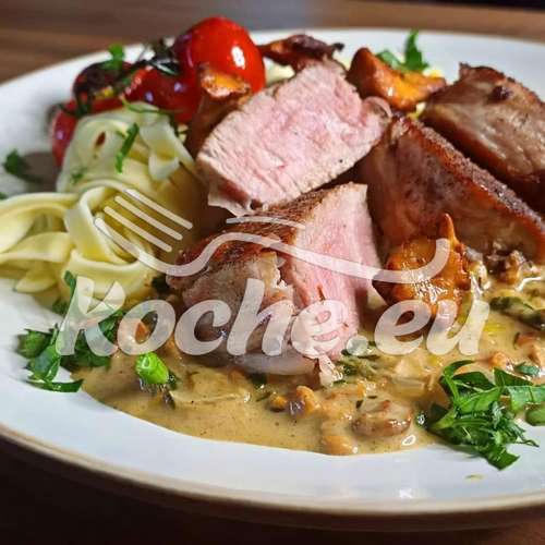 Schweinefilet im Speckmantel mit Trüffeltagliatelle