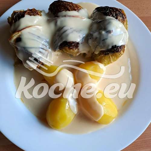 Wirsingroulade mit Hackfleisch Käse Mozzarella Füllung mit Sahnesauce