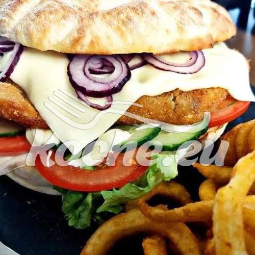 XXL-Schnitzelburger im Fladenbrot mit Curlyfries und Vogerlsalat