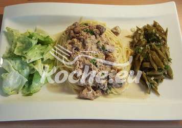 Spaghetti mit Thunfisch-Soße dazu Kopfsalat und Schnibbelbohnen-Salat