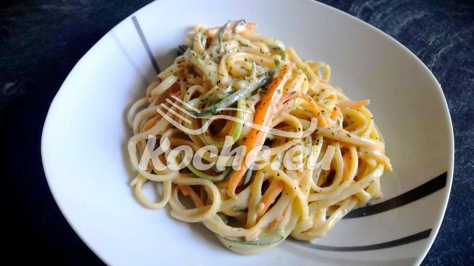 Cremige Spaghetti mit Kokosmilch, Karotten und Zucchini