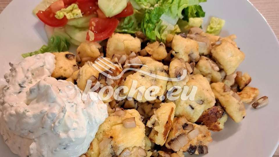 Pilzschmarrn mit Schnittlauch- Creme Fraîche , und gemischten Salat