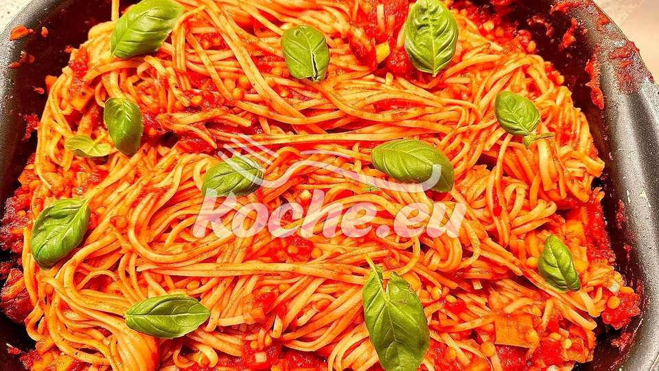 Spaghetti mit roten Linsen und Karotten