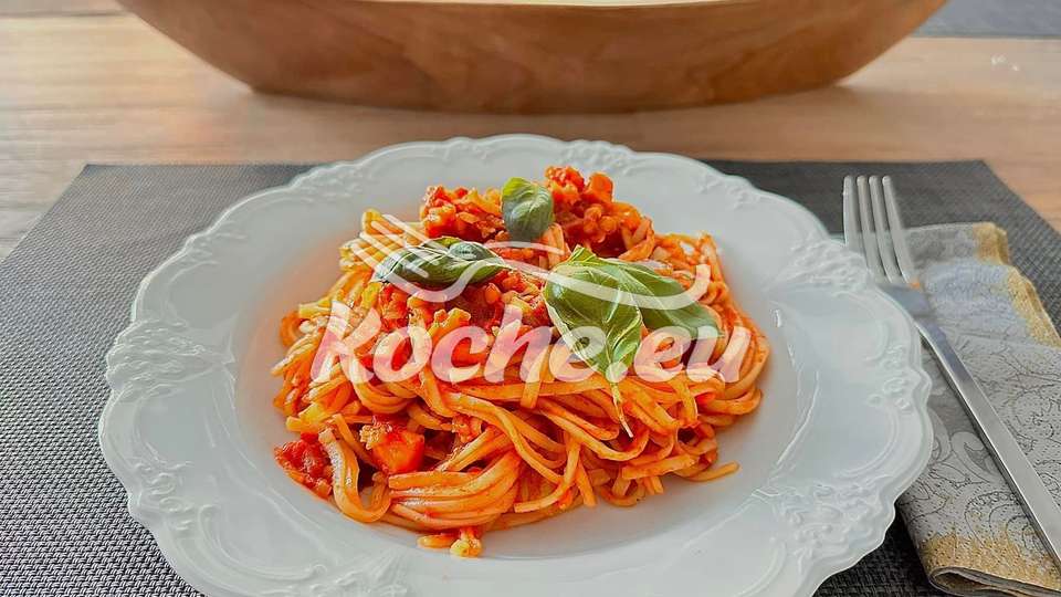 Spaghetti mit roten Linsen und Karotten